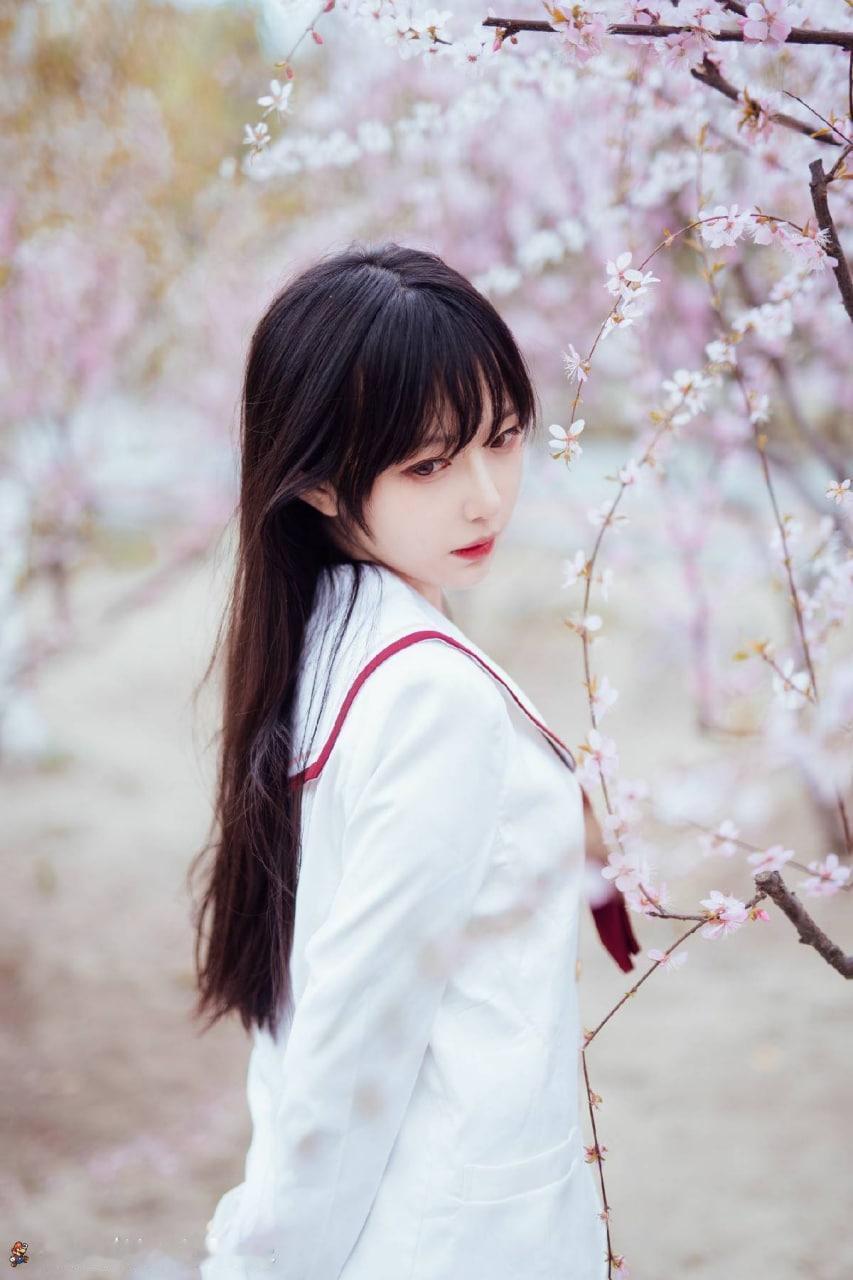 樱花漫过枝头时，赴一场春日的约。白衬衫与粉花相映，风里都是温柔的气息，每一瓣飘落