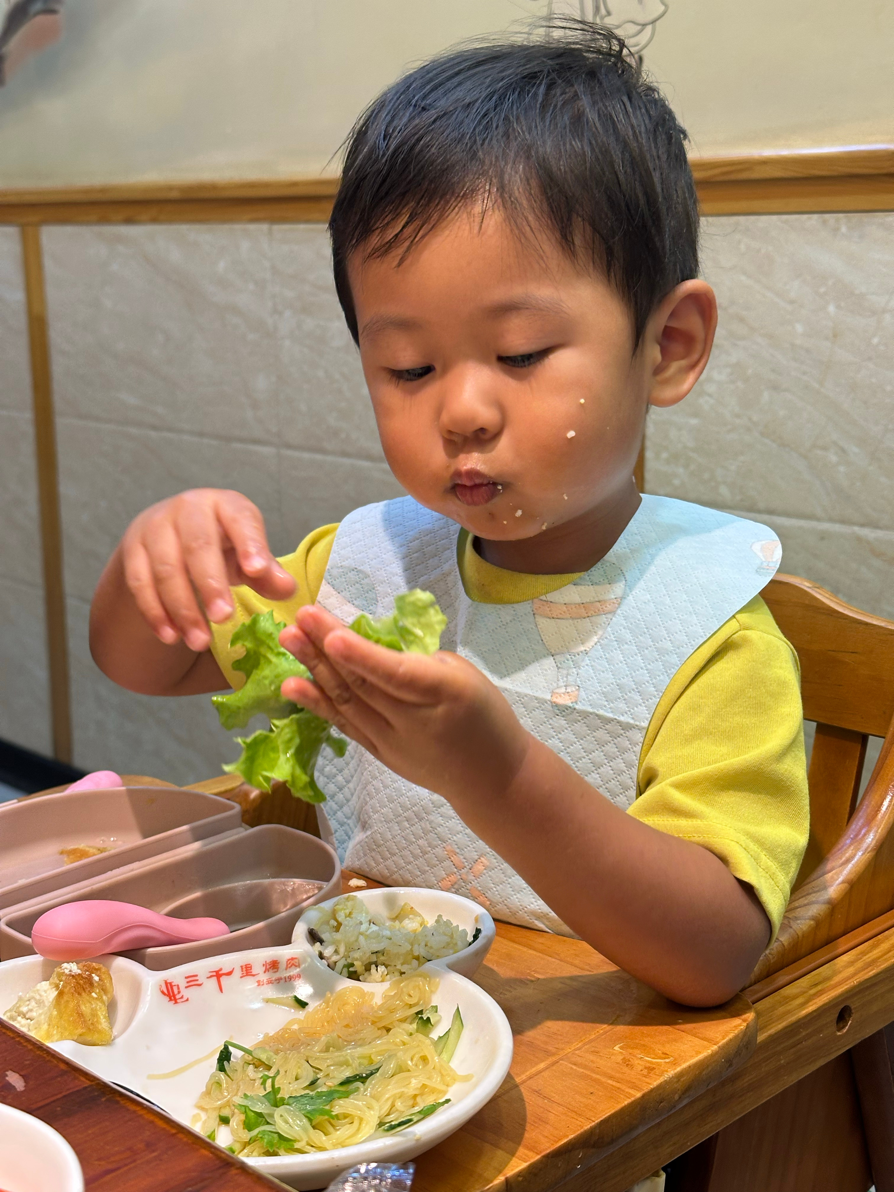 东北小孩，吃生菜，企图偷大蒜。 