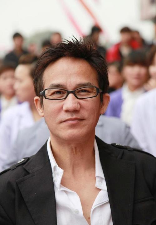 65岁港星李子雄现身儿子的幼儿园亲子活动，褪去荧幕反派光环，化身平凡老爸。他换上