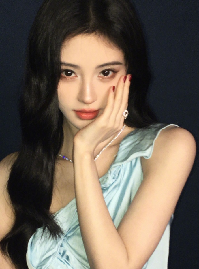 鞠婧祎生活极为低调在浮华喧嚣、流量至上的娱乐圈里，鞠婧祎的低调内敛格外难得，自带