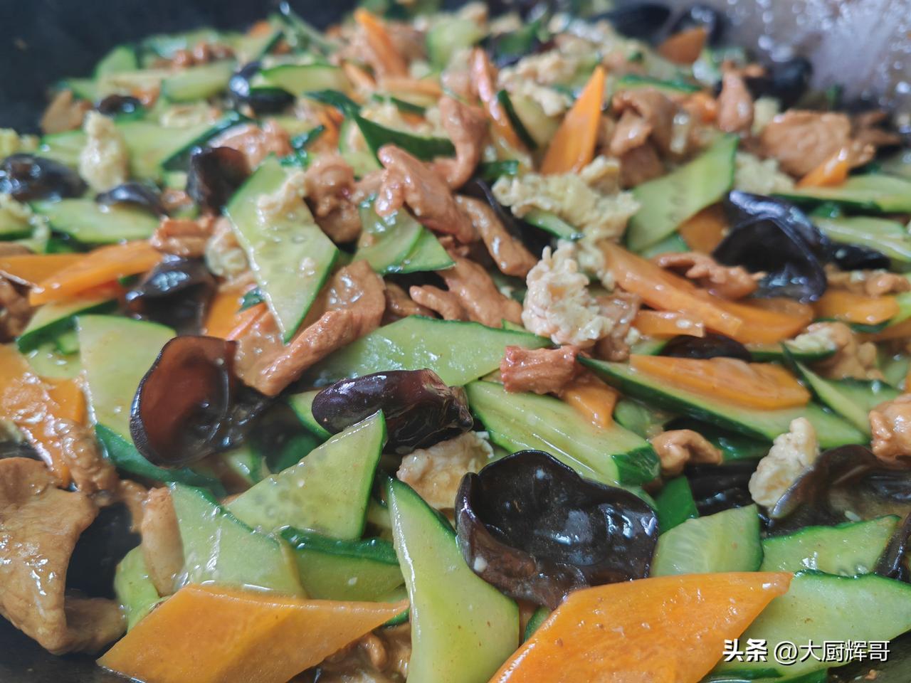你们炒菜放葱姜蒜吗?
我的习惯是大部分炒菜都要放葱姜蒜提味，部分炒菜只加葱花和姜