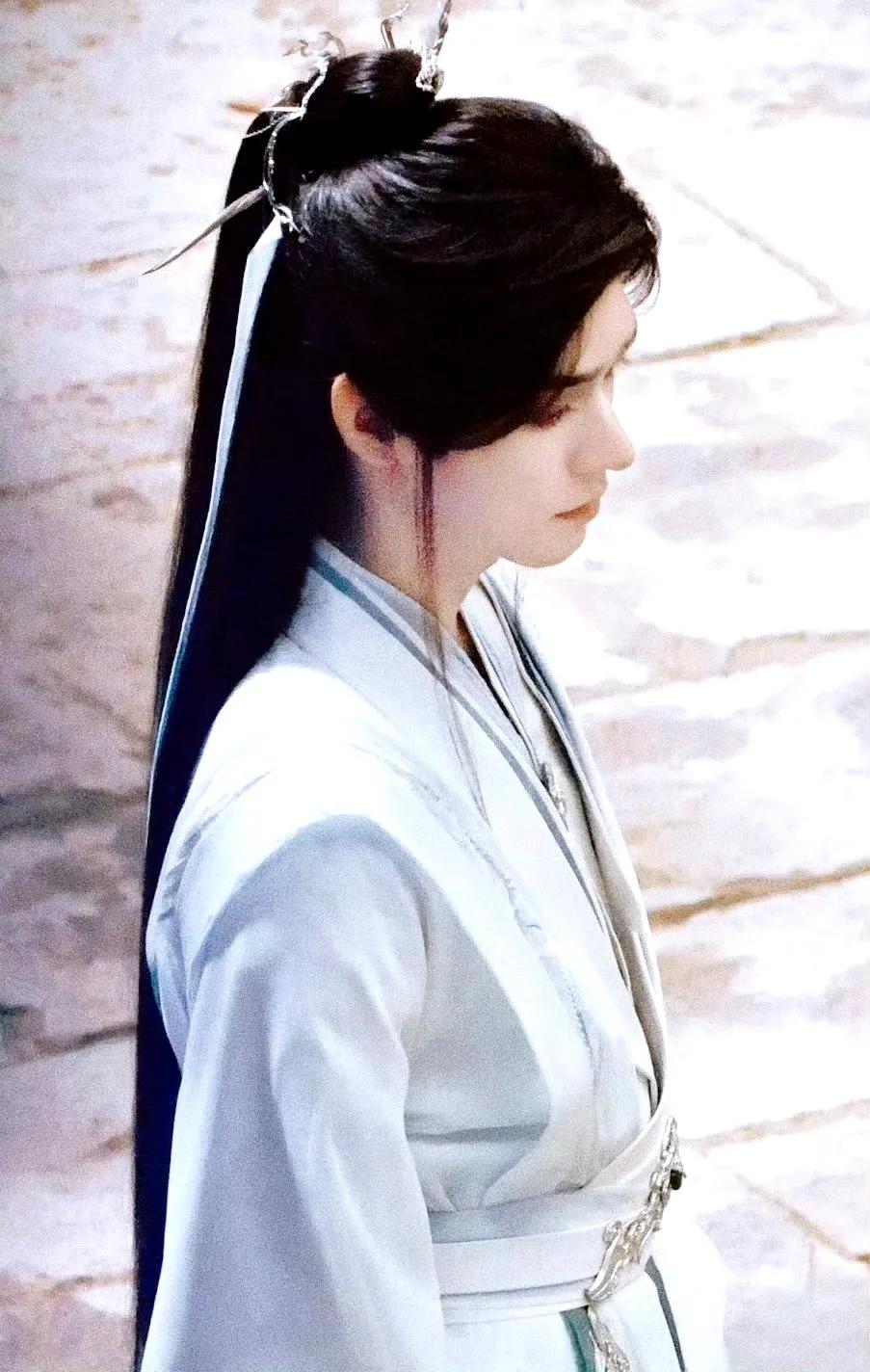 龚俊《暗河传》路透图有！今天是清冷谪仙人的苏暮雨[送心][送心]在幽静的小路上，