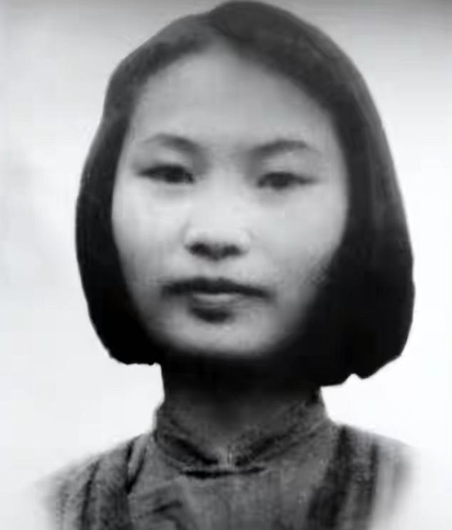 1950年9月19日，四川西昌。一个19岁的女孩被绑在老核桃树上，胸口还插着一根