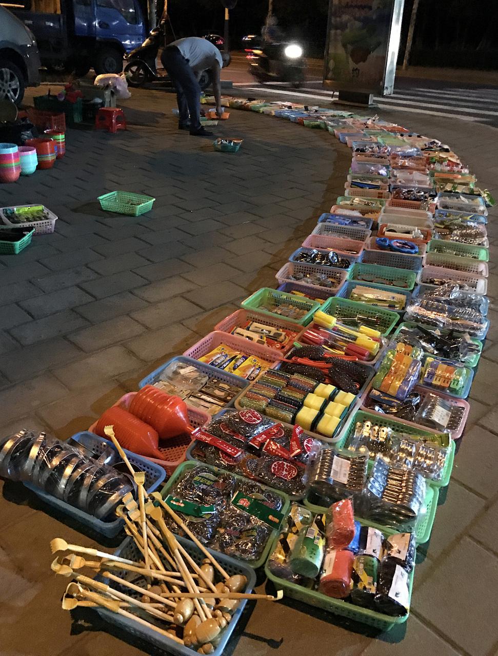 走投无路的时候,摆地摊丢人吗?

走投无路的时候，摆地摊丢人吗？
当你在城市的角