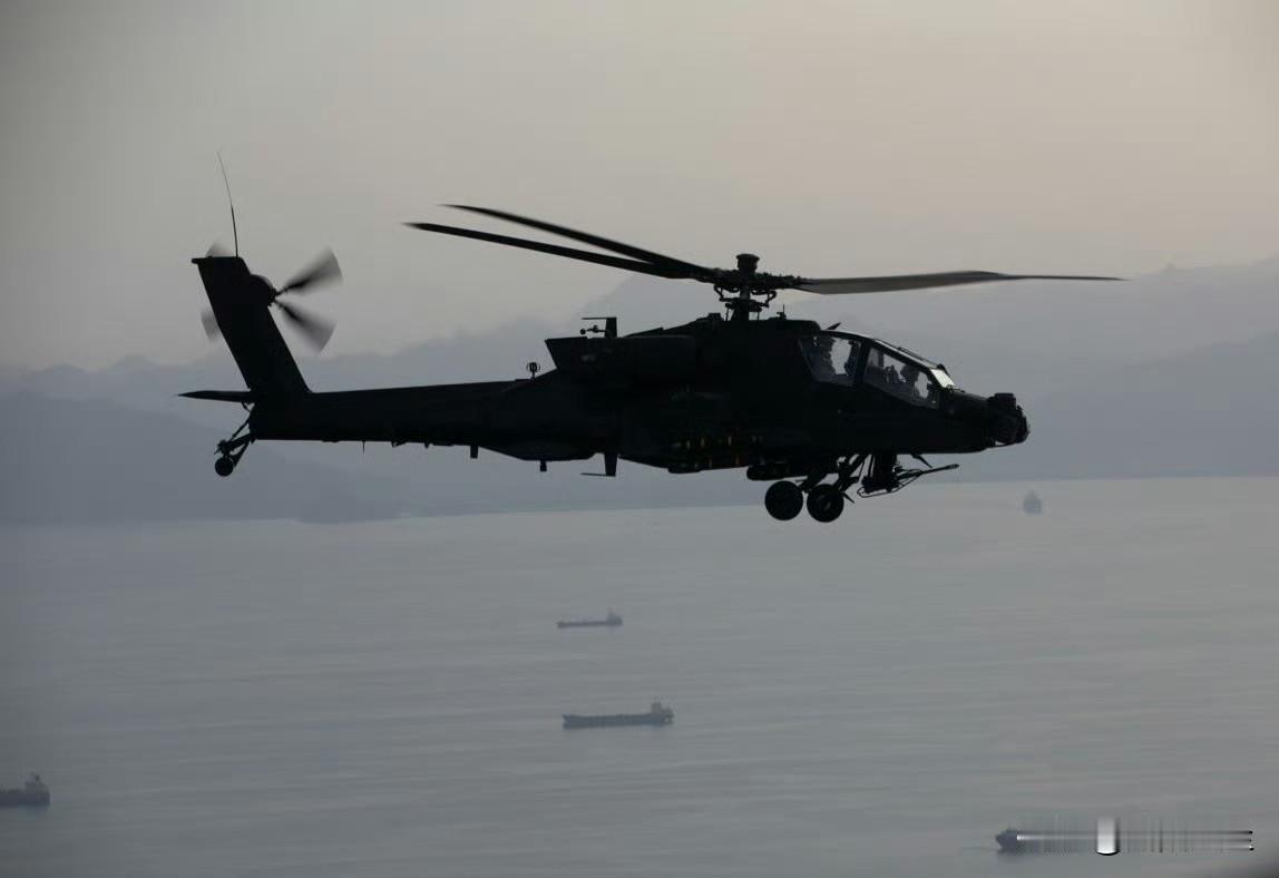 美国中央司令部发布AH-64阿帕奇直升机在霍尔木兹海峡上空巡逻的照片，称美军提供