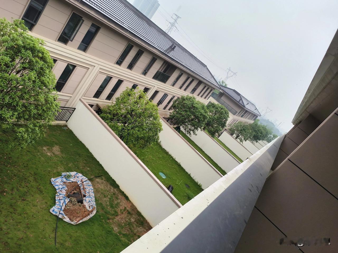 调研了一下午限购取消后的房地产市场！
看了公寓与豪宅！本质上都是清淡的！跑了几个
