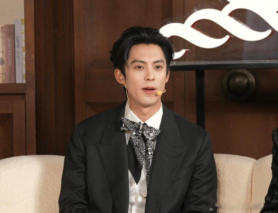 王鹤棣品牌直播活动，代言人今晚好贵气