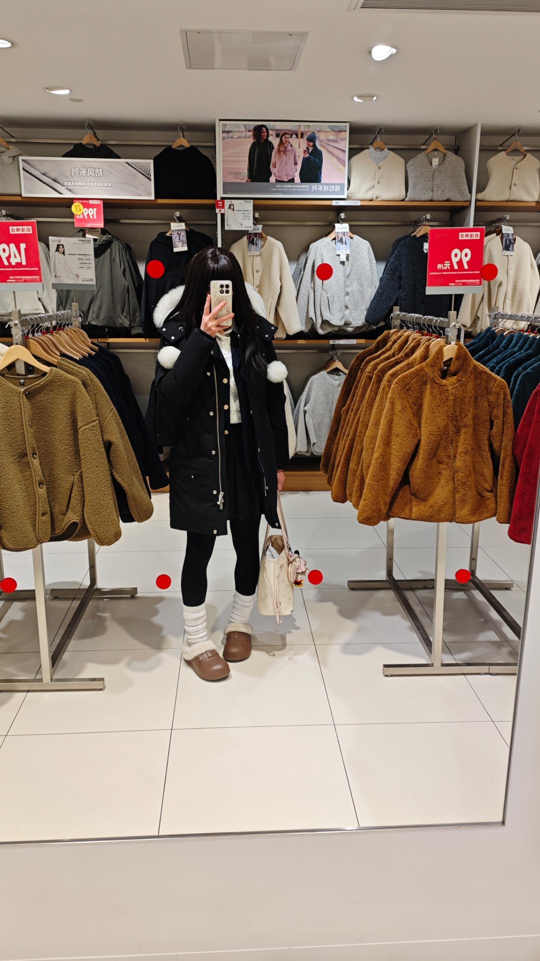 晚上去了ZhaoDai去班味儿。今天穿得白衬衫，黑裙子，JK外套，黑裤袜，路上太