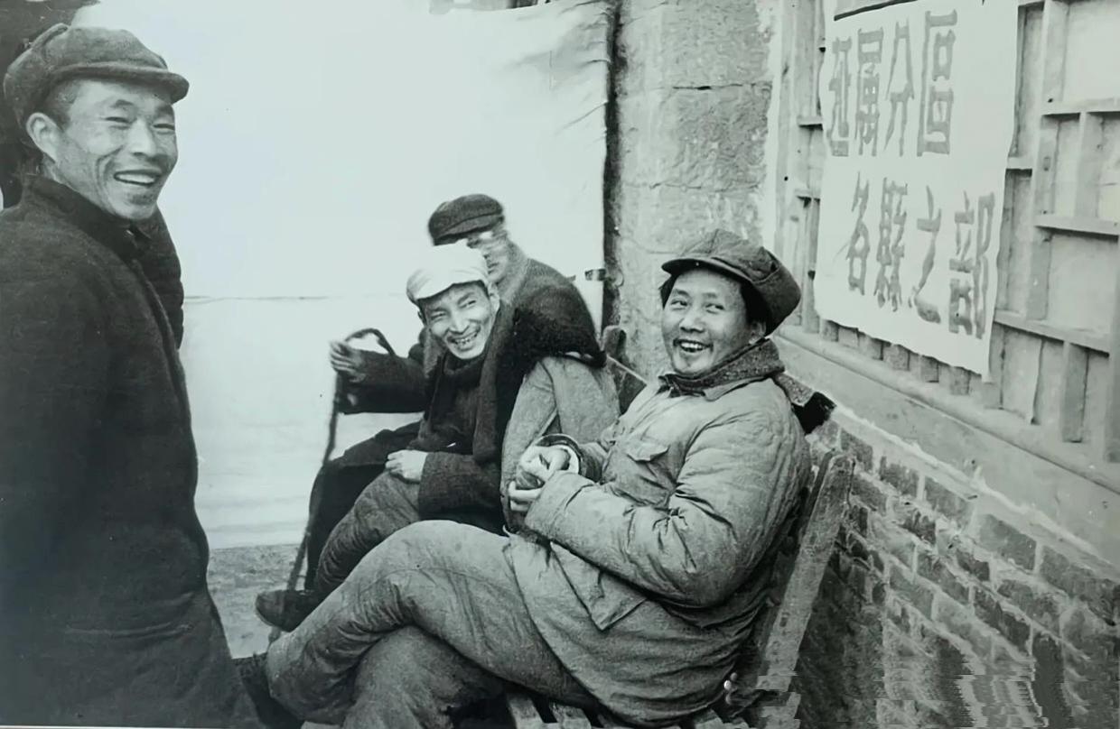 这些珍贵的延安时期老照片格外动人，毛主席的衣着朴素无华，与陕北老农别无二致。唯有