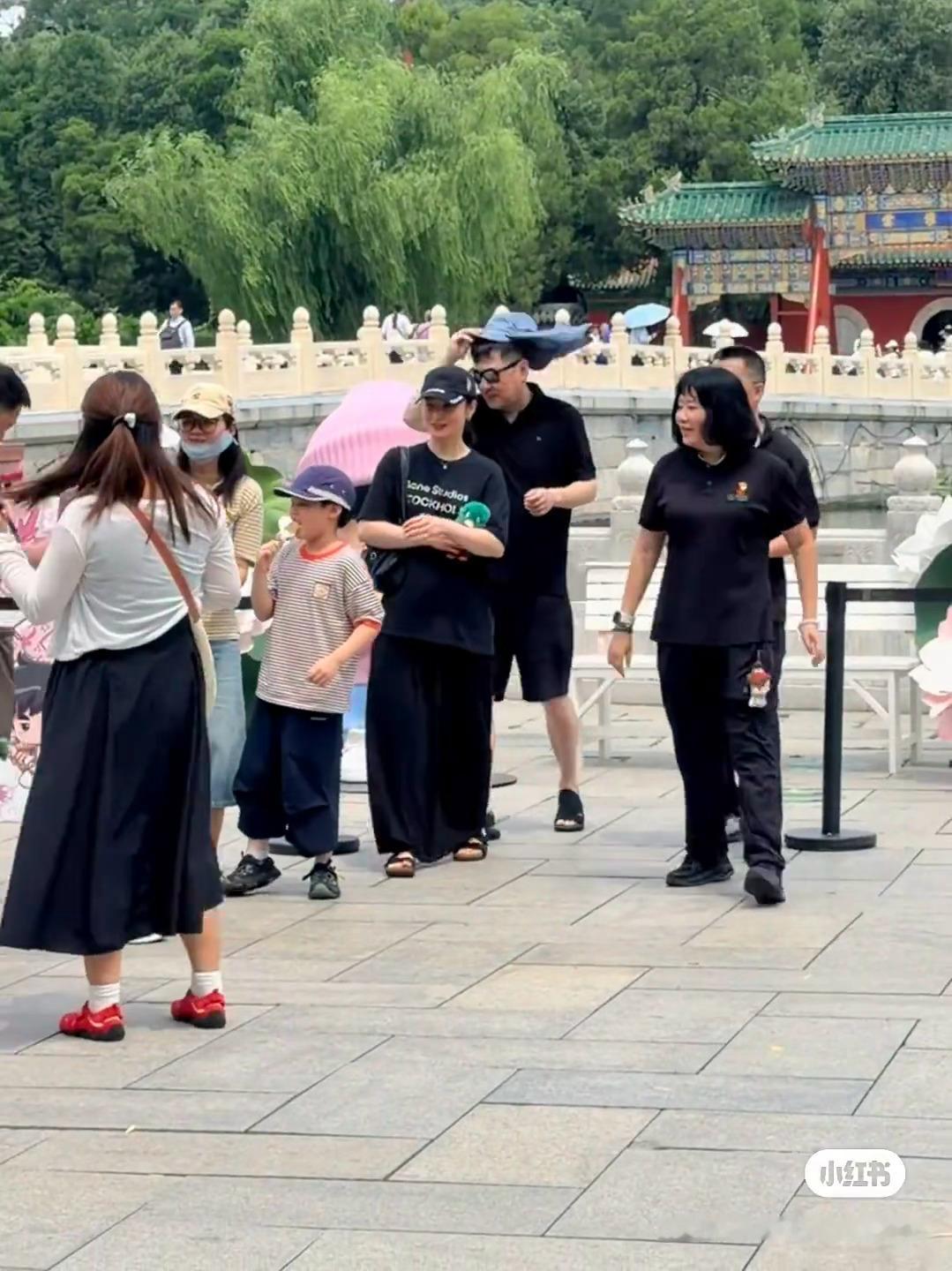 游玩被偶遇，一家三口在湖边拍照，脸上洋溢着笑容，家庭氛围感太好了！ 