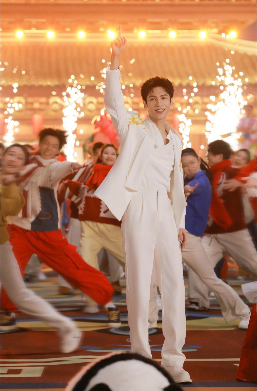 罗云熙好一张国泰民安的脸 在央视春晚宜宾分会场看到罗云熙直接眼前一亮！一身缀满非