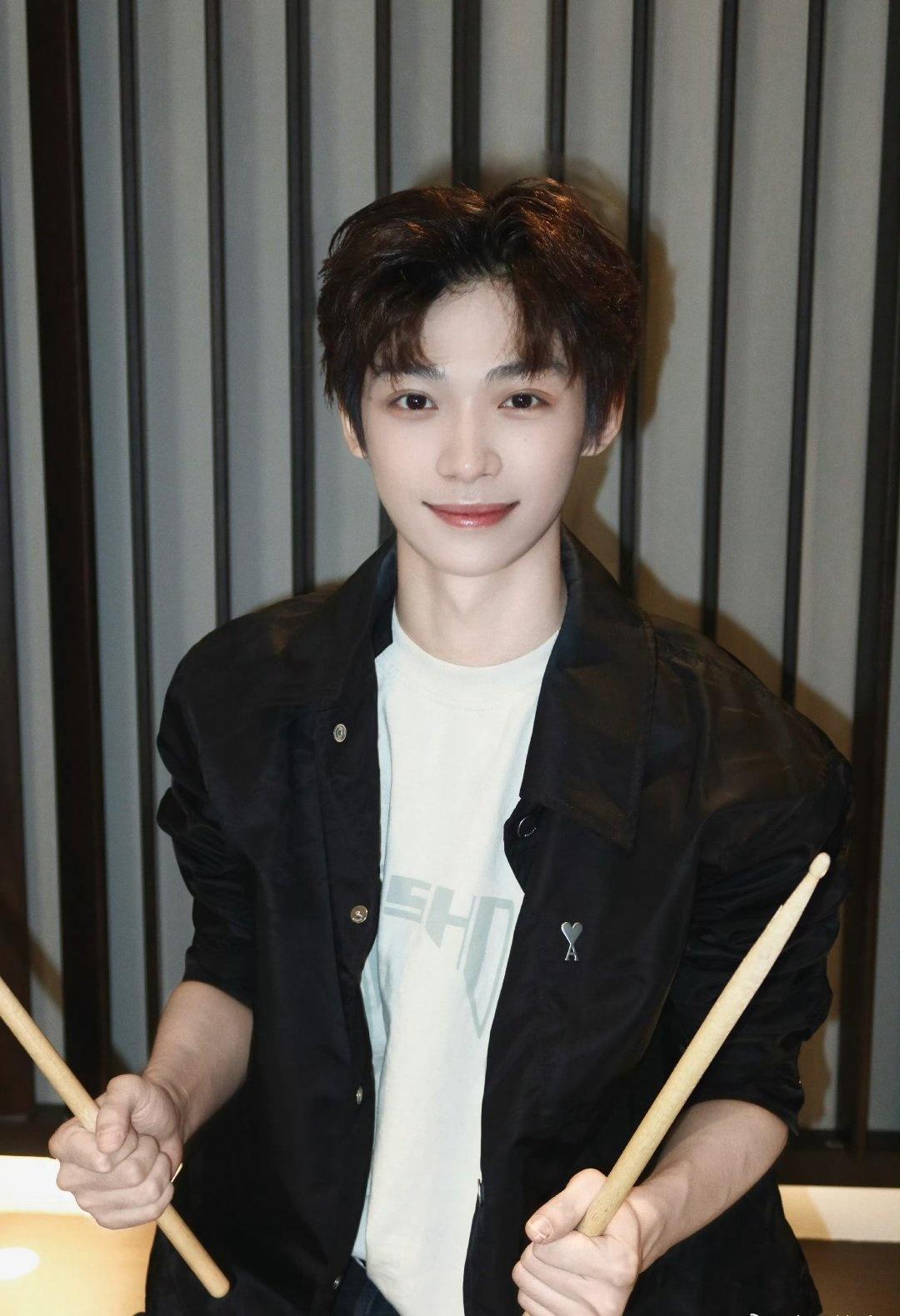 梓渝近期营业造型惊喜不断，解锁Acne Studios、Rick Owens、A