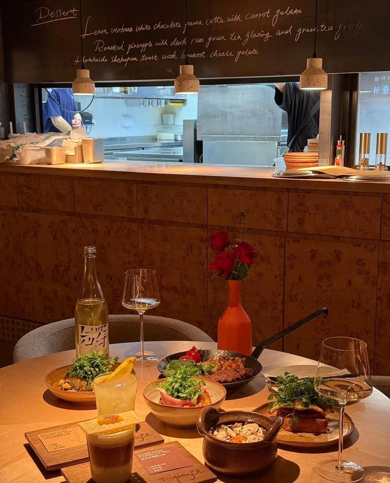 我的年度美食清单  美食荒漠选手来咯，杭州的漂亮餐厅可不少，称得上我年度餐厅的还