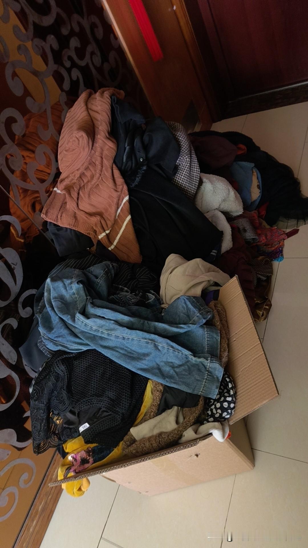 前几天宝妈把她不穿的旧衣服从柜子里清理了出来，估计有好几十斤。

宝妈说，这些衣