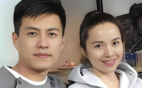 当年靳东不顾全家反对，执意要娶二婚的李佳时，父亲气得在济宁老家拍桌大骂。谁也没料