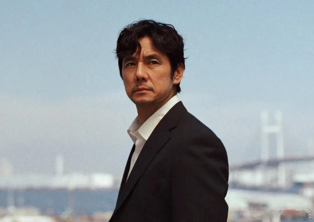 故事围绕一桩发生于横滨、震惊社会的“二儿同时诱拐事件”展开。警方在搜查过程中遭遇