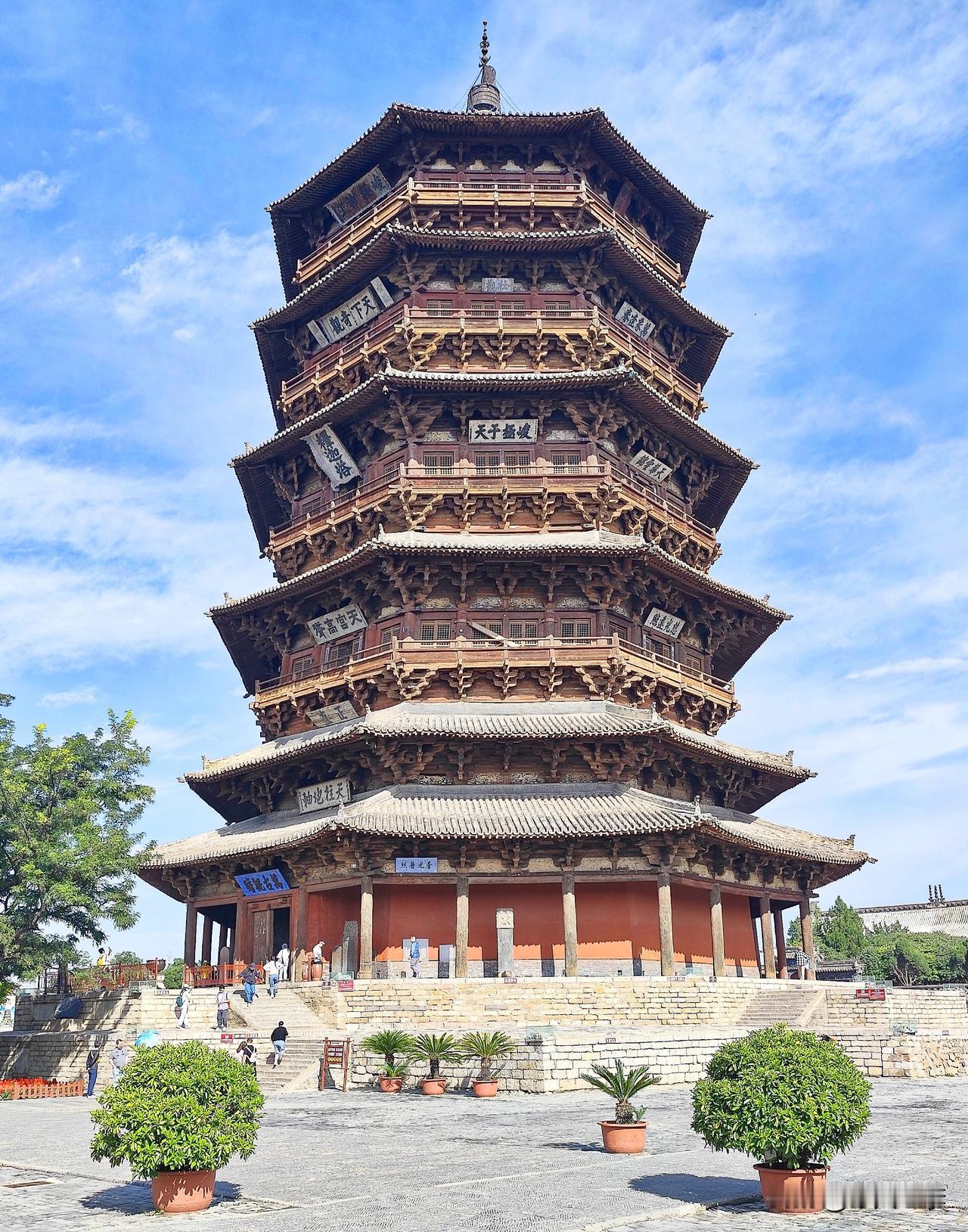 鬼斧神工应县木塔。
应县隶属于山西省朔州市，古称应州，属于燕云十六州之一，地处雁