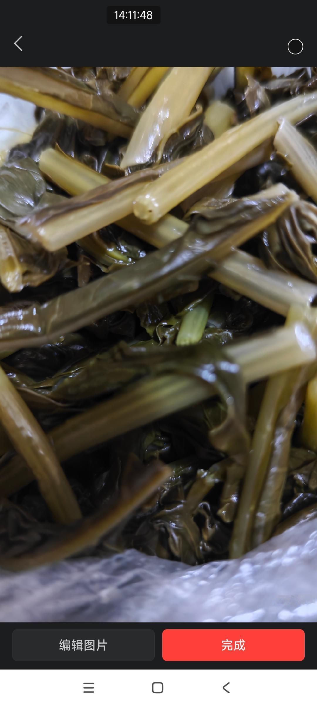 这种泡菜是用萝卜缨子腌制而成！

韩国客户送的，他说这是一种非常美味的泡菜，在韩