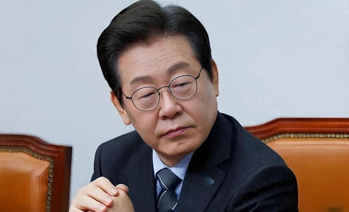 一个曾经高喊反日口号的政治人物，上台不到一年，却和日本首相见了整整7次。这究竟是