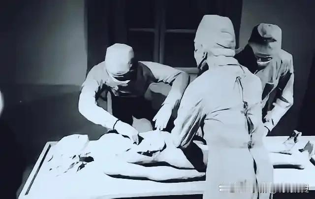 731部队暴行：一个中国女人四肢被绑在手术台上，川式吸入器扣在她的嘴上，她挣扎惊