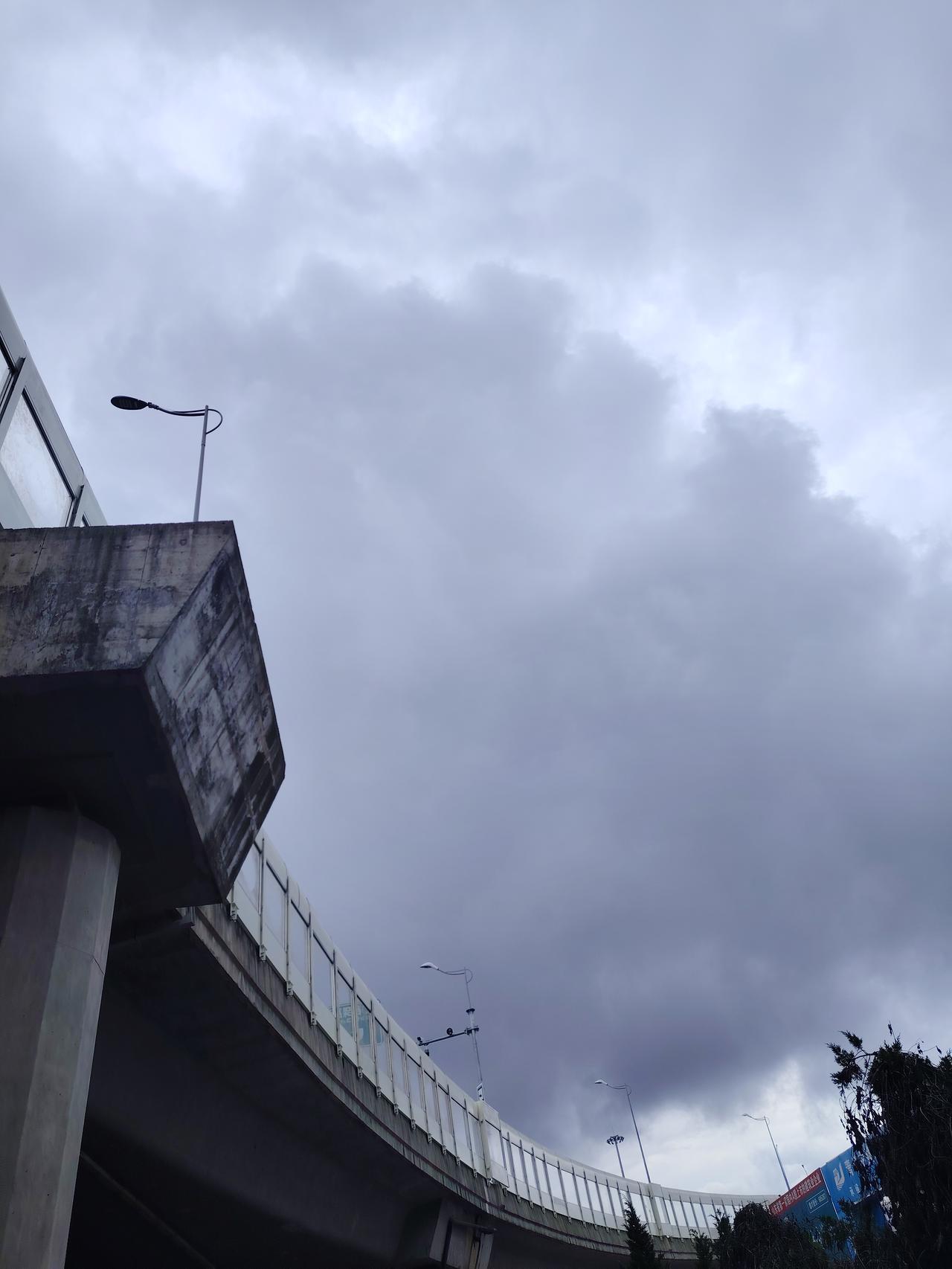 今天白天到夜间，青岛市区多云转阴有分散性阵雨或雷雨南风短时北风，海上5到6级雷雨