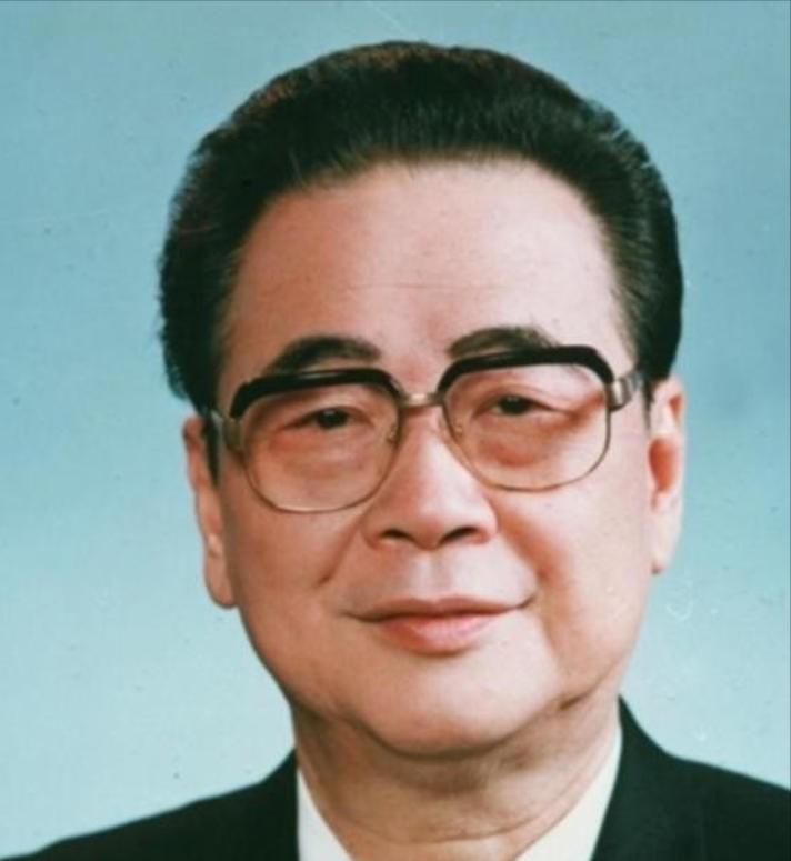 [微风]1992年7月，邓颖超因病离世。谁知，邓颖超留下的最后一句话竟是“李鹏”