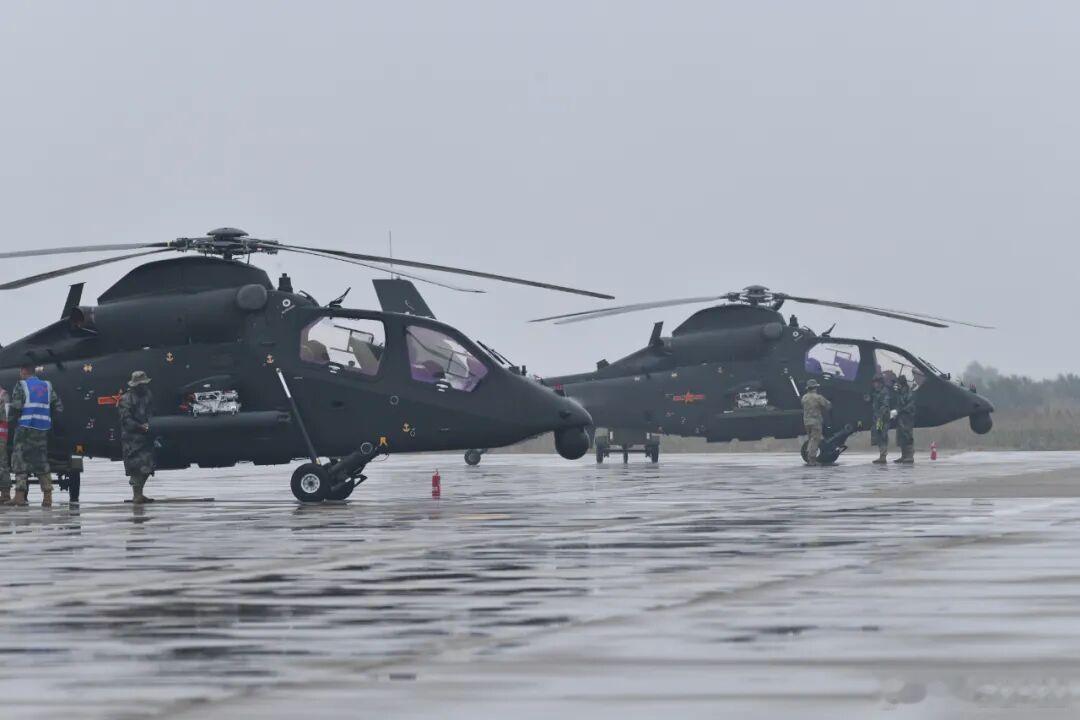 雨幕砺铁翼，海天淬精兵中部战区陆军第82集团军某旅，一场海上实弹射击在低云密雨中
