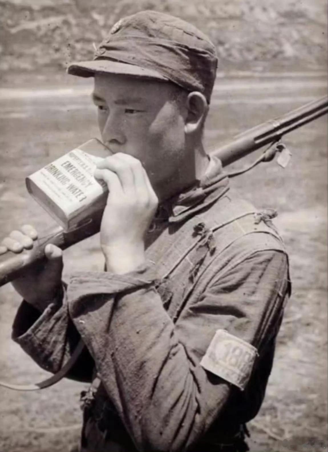 1944年延安，美国记者镜头下的八路军战士。他手持美军“紧急饮用水”罐，臂章“1