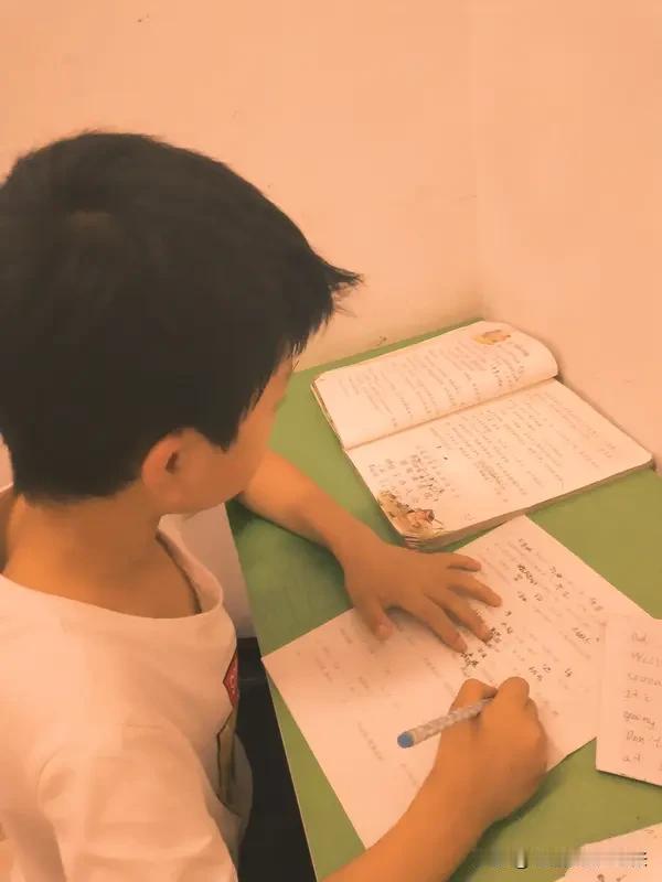 马上该开学了，娃娃又该忙碌起来了，在家一天到晚听故事。暑假作业学校没留，老妈给安