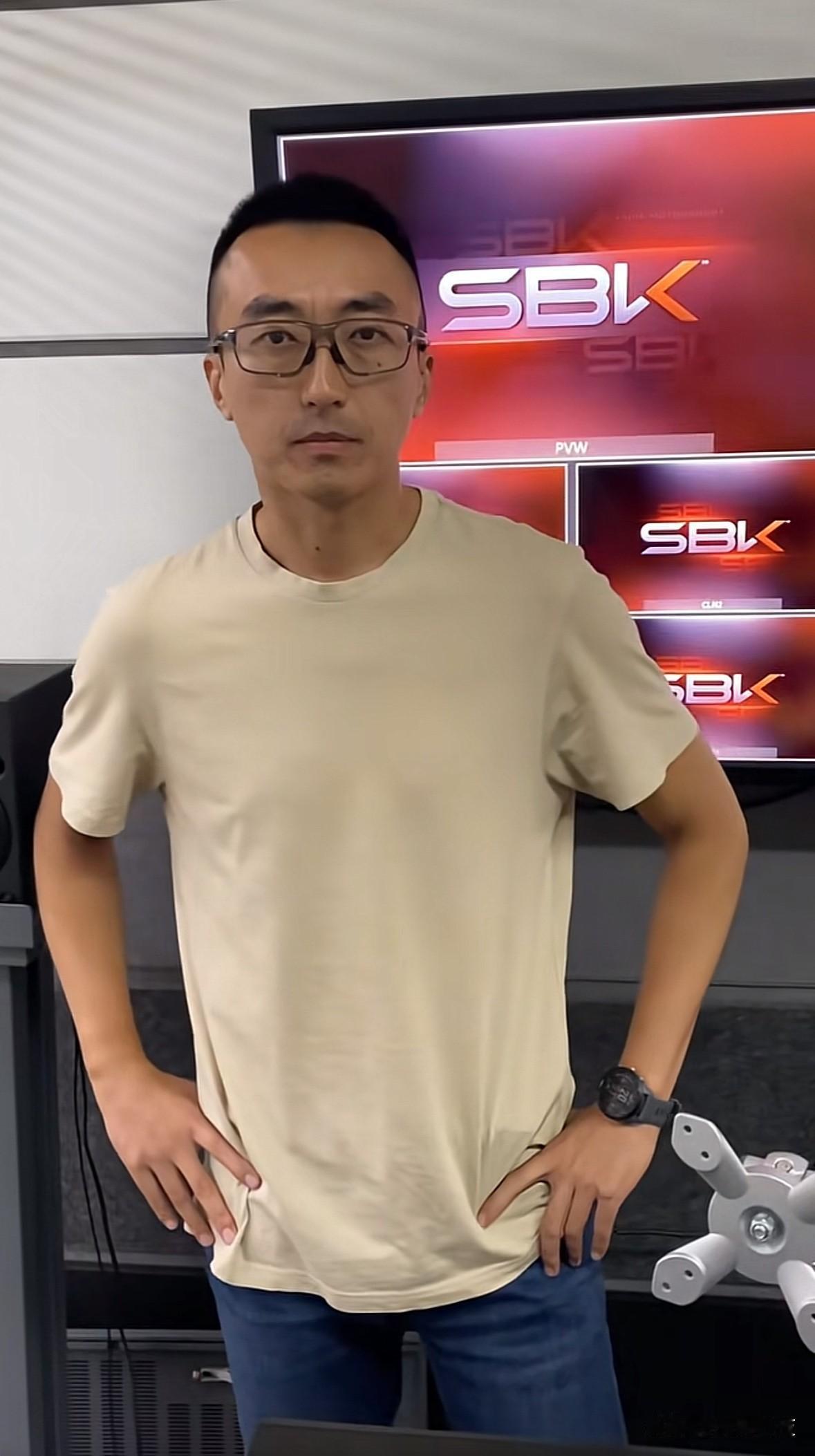张雪机车官方直播间解说王一帆：阿里纳斯非常不服气，是职业生涯中最灰暗的一个亚军。