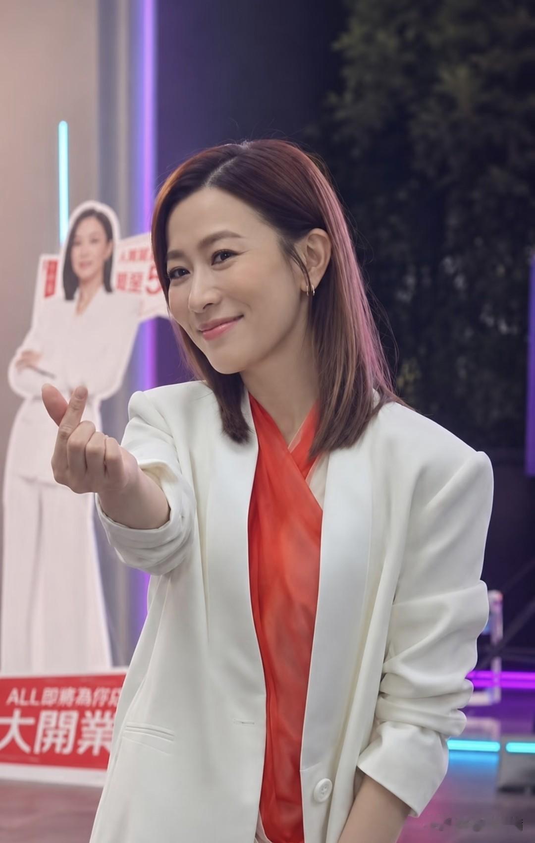 一个单身富婆立了份遗嘱，
全网都在替她“吃亏”。
为啥觉得她吃亏？因为大家默认一