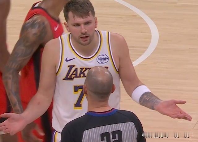 东契奇经典动作“向裁判摊手”
为什么我认为湖人队走不远，因为这个队防守效率实在太