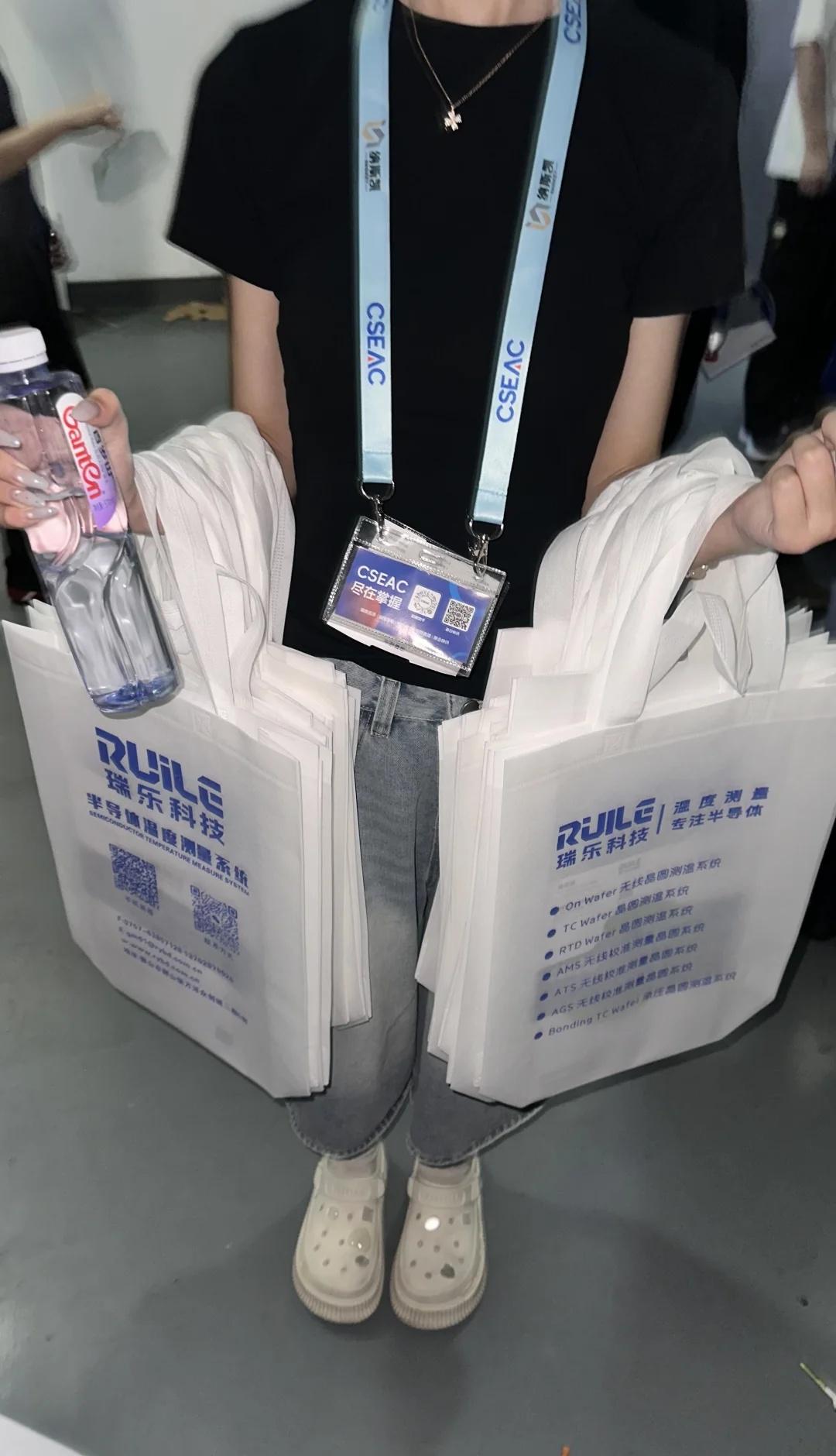 无锡半导体展会
哪个好心人来找我们拿袋子！！会展