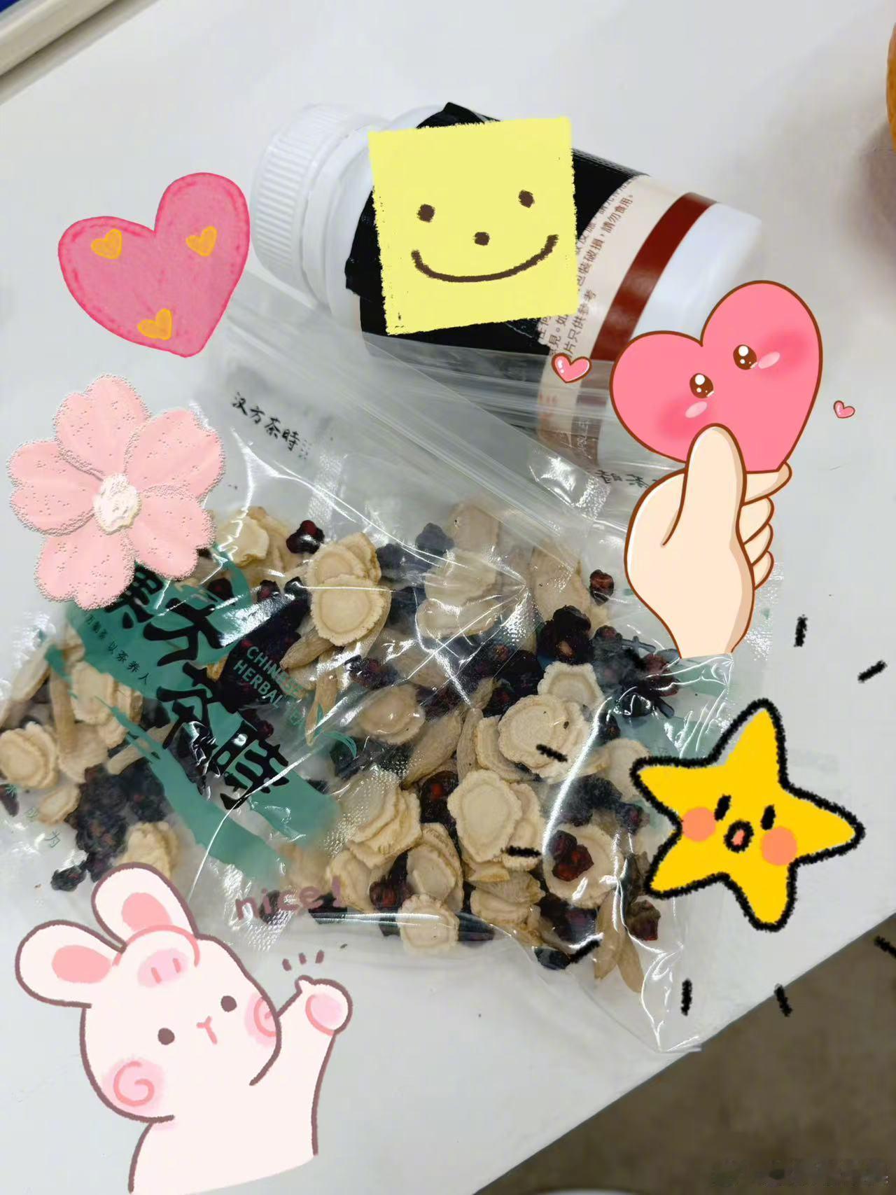 李小冉昨晚训练累的有点晕，回来赶上张月姐姐组回来，小冉姐姐感谢张月姐姐送的大力补