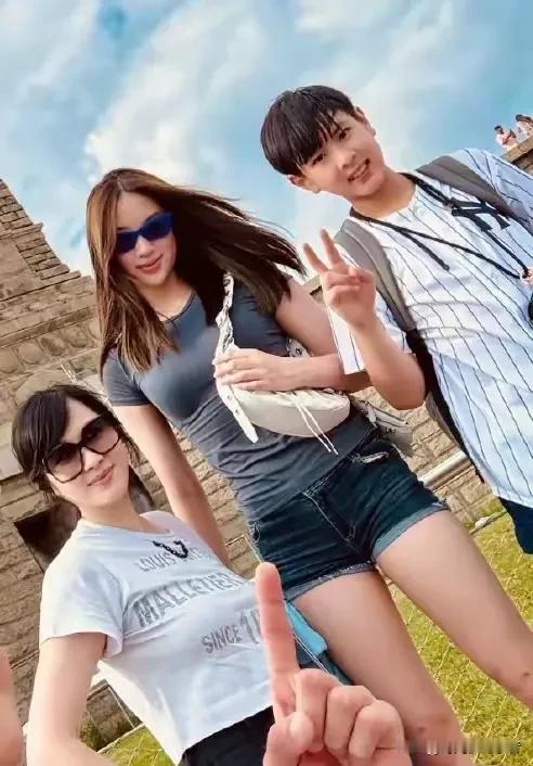 吴尊女儿neinei，真是长大了，14岁看起来很成熟。不再是小时候参加“爸爸去哪
