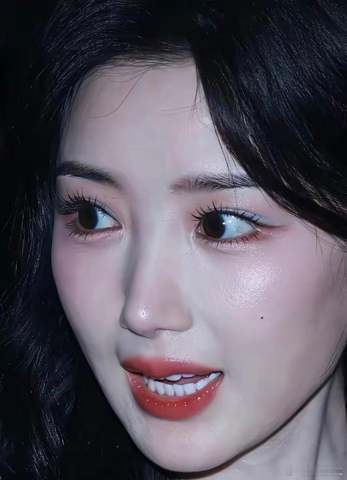 毛晓彤的皮肤也太绝了，细腻透亮无瑕疵，满满的少女感扑面而来！ 