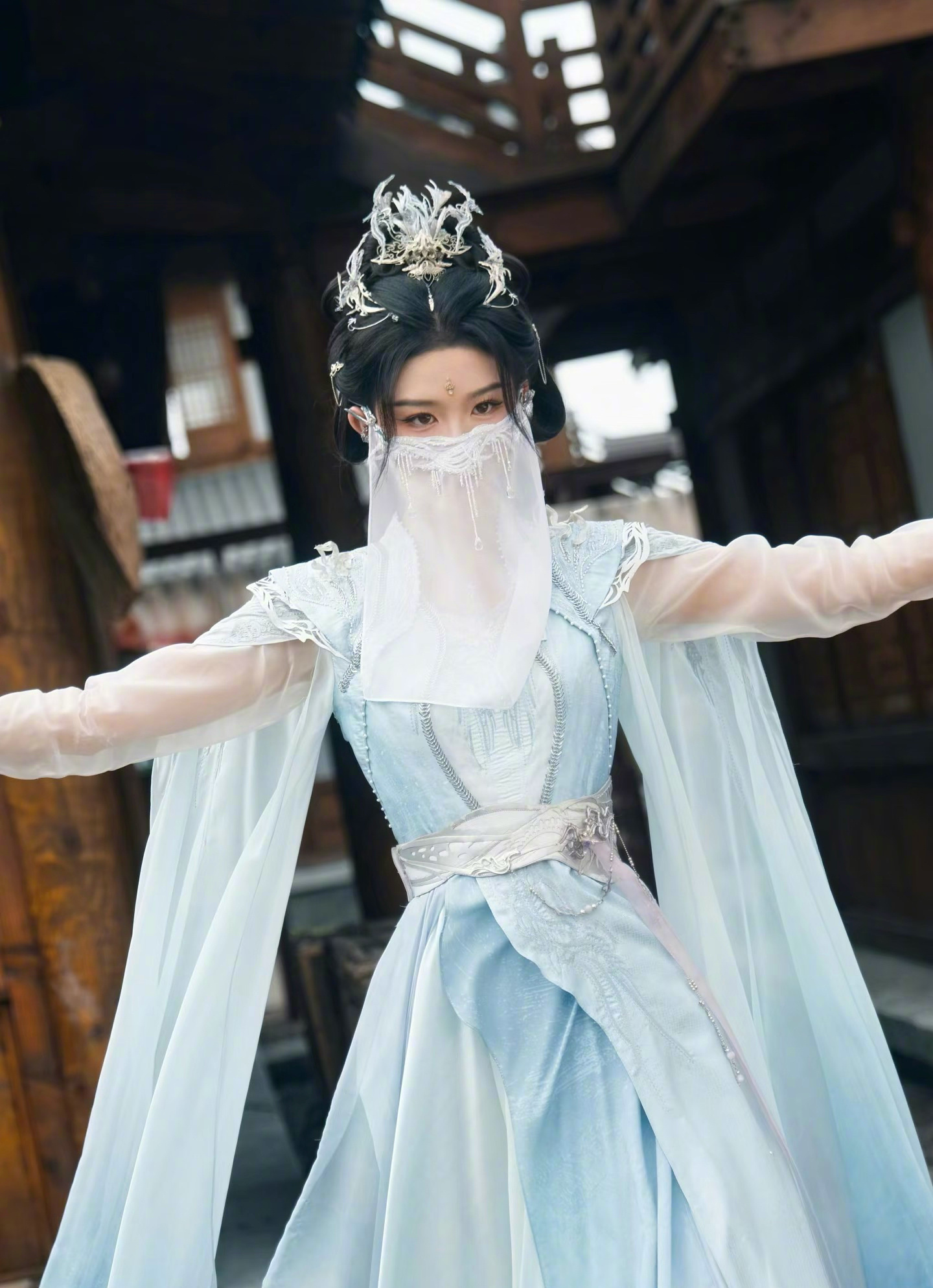 终于看清孔雪儿暗河传长啥样了 等了25集！《暗河传》孔雪儿摘面纱，慕雪薇铁链捆绑