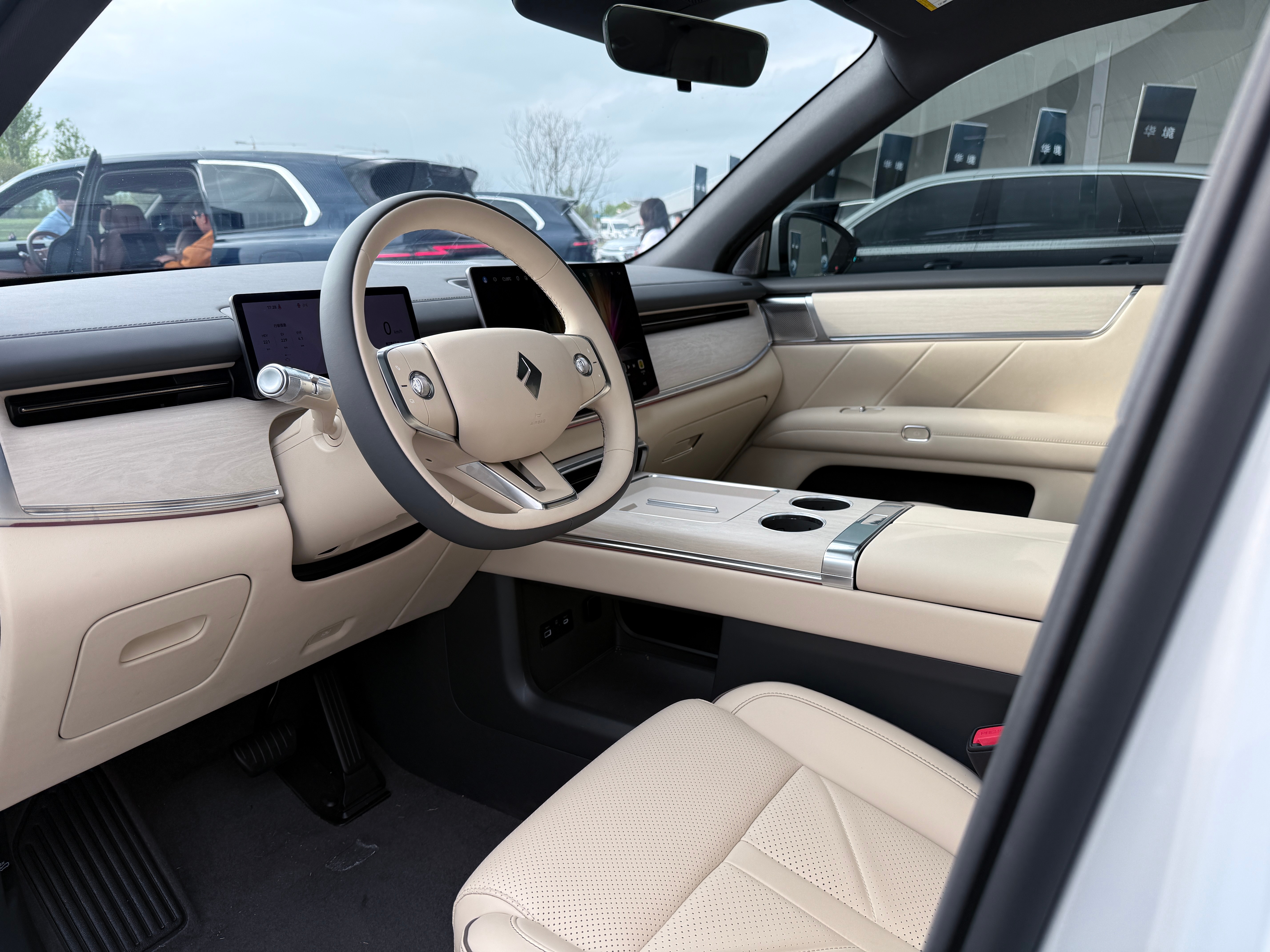 人民需要什么，就去制造什么的五菱携手华为乾崑科技旗舰大六座的华境S来了！集结宁德