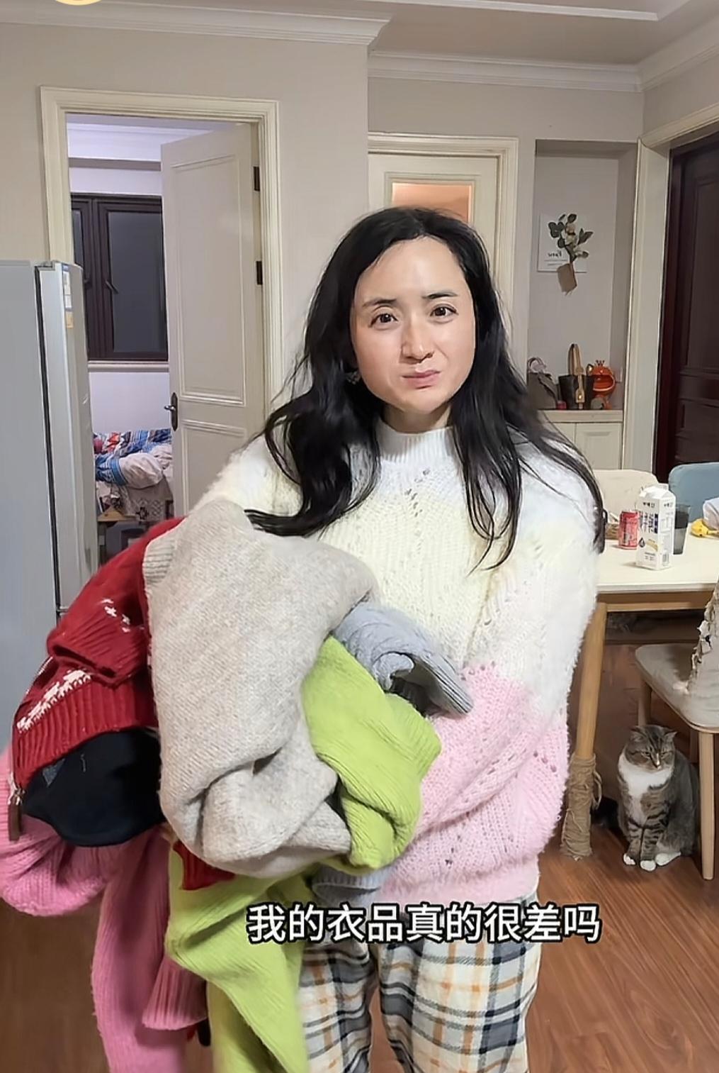 雅典娜自称36岁，可是给我的感觉，她应该至少四十岁了。一个年轻人，一个85后，谁