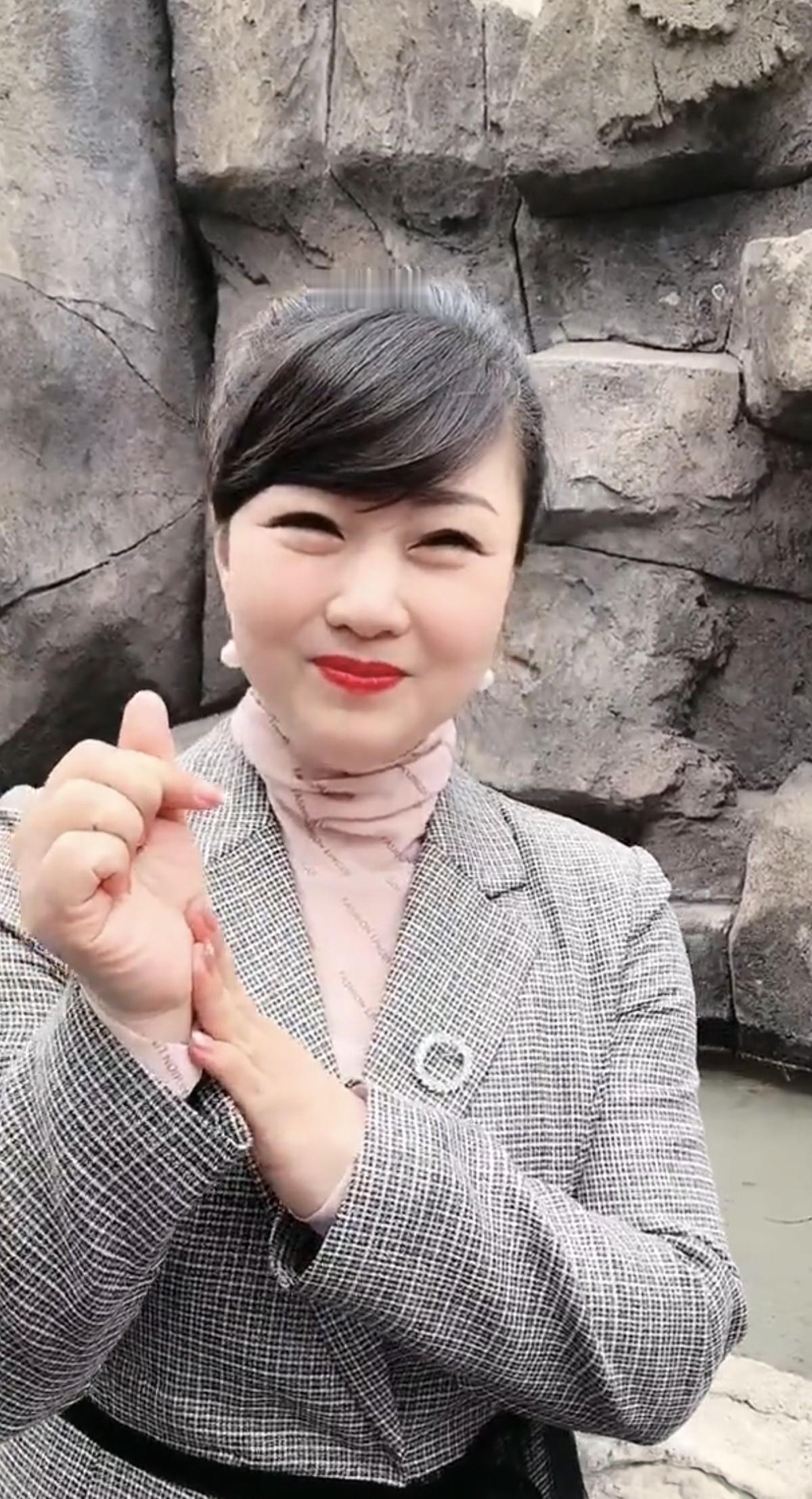 就是因为我好笑，
闺蜜给我起诨号。
当面喊我笑面虎，
…………………………
请你