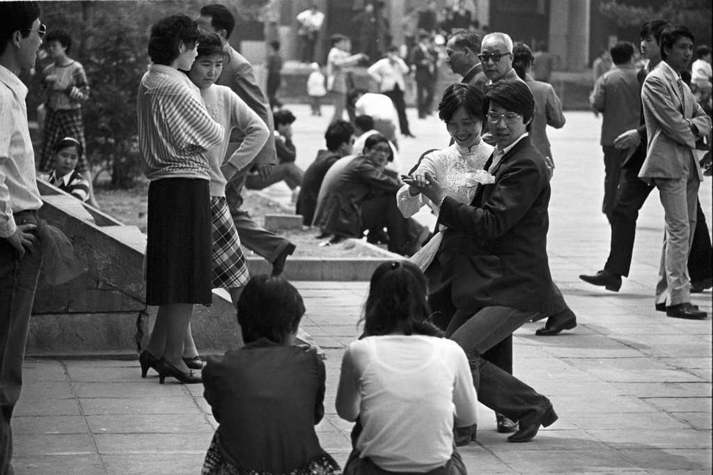 1984年 北京天安门广场，跳舞的人王文澜摄 