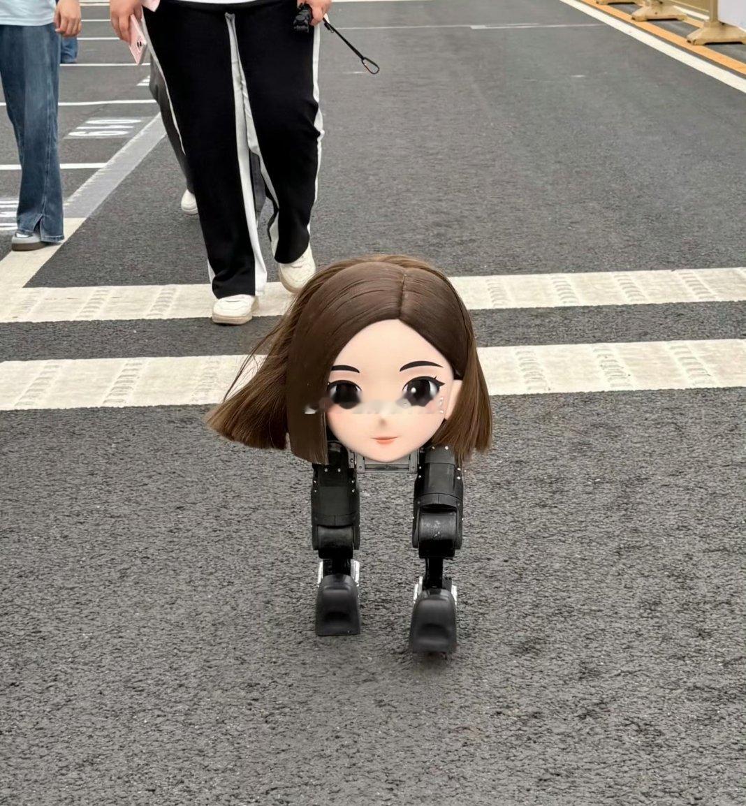 豆包变豆脚了网友：字节快去起诉它，它侵权了字节：我拒绝承认这玩意儿是豆包 