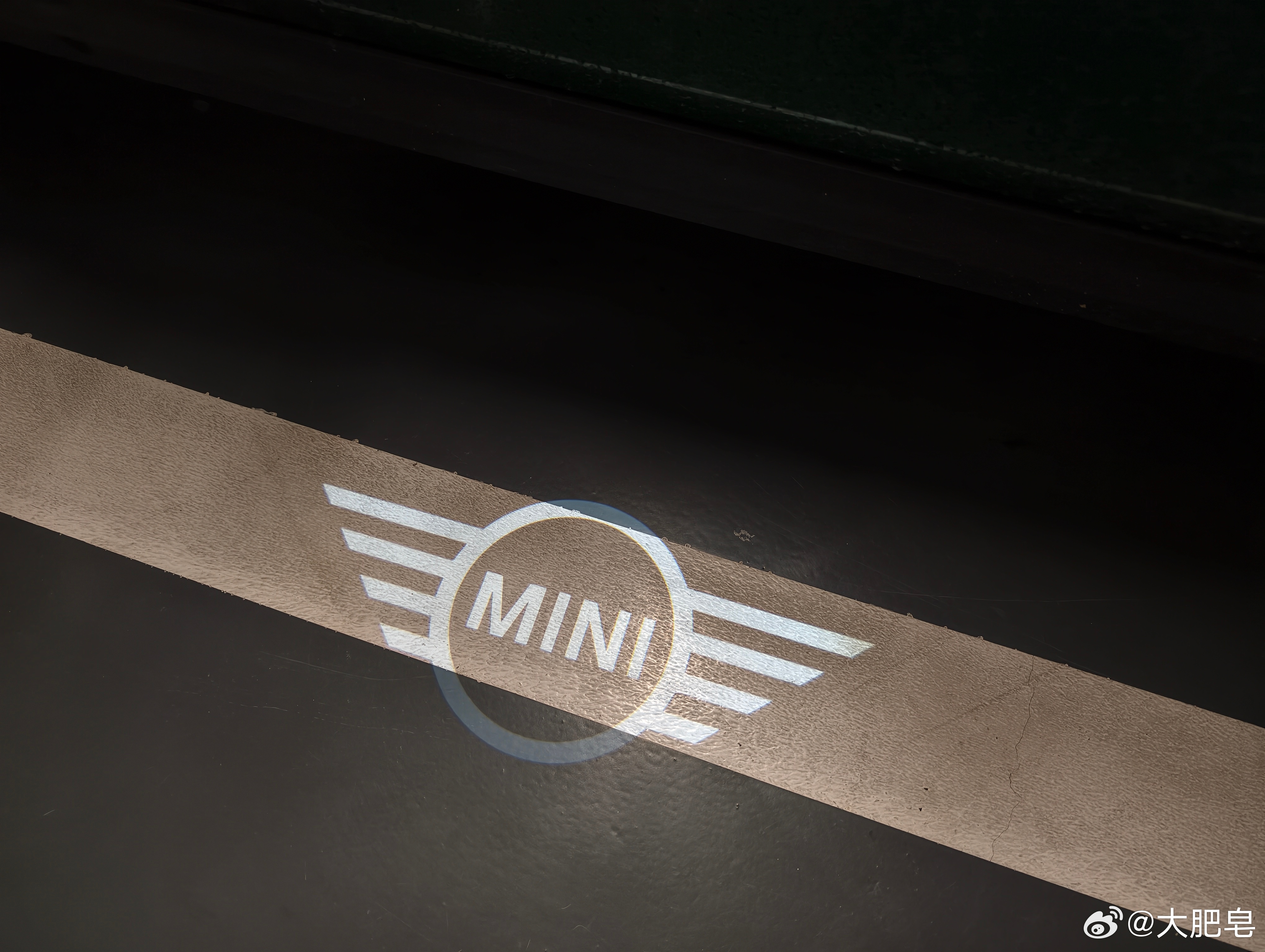 突然觉得我是不是应该买个小车？我朋友这个宝马MINI Cooper S还是2.0