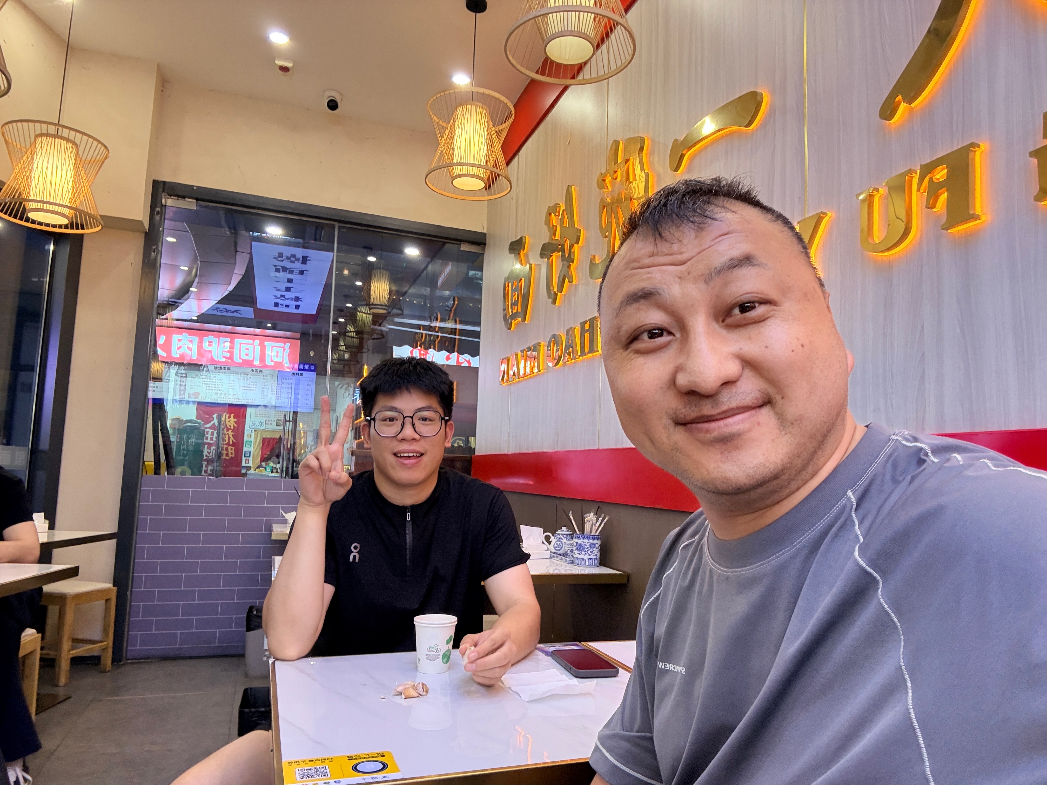 带山西小伙吃陕西菠菜油泼面杭州油泼面 