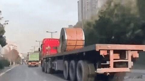 早高峰，雨丝没停时，巷口两辆电动车并排着挤进主路，旁边公交一拐，车把只差一指就要