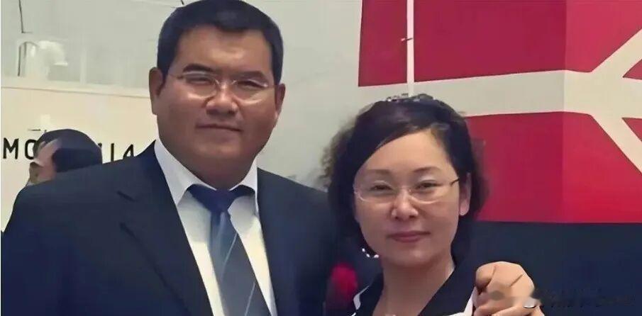 在汶川地震时，一名百亿富豪直接捐款3000万元，然而在救灾晚会上，他临时变卦，偷