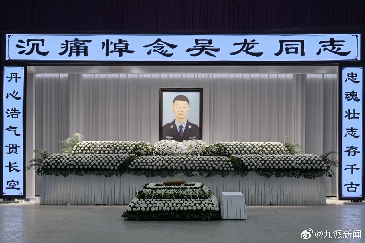 【痛心！#深圳一民警保护群众与歹徒搏斗牺牲#】#深圳一民警与歹徒搏斗牺牲年仅25