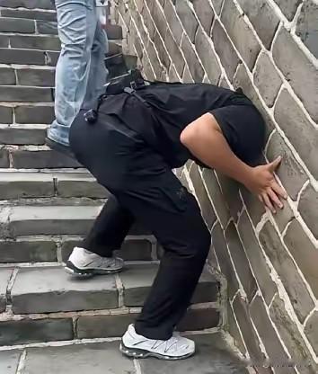 连八达岭长城的垛口，
都拦不住一颗好奇的脑袋。
10月5日，北京八达岭长城，
一