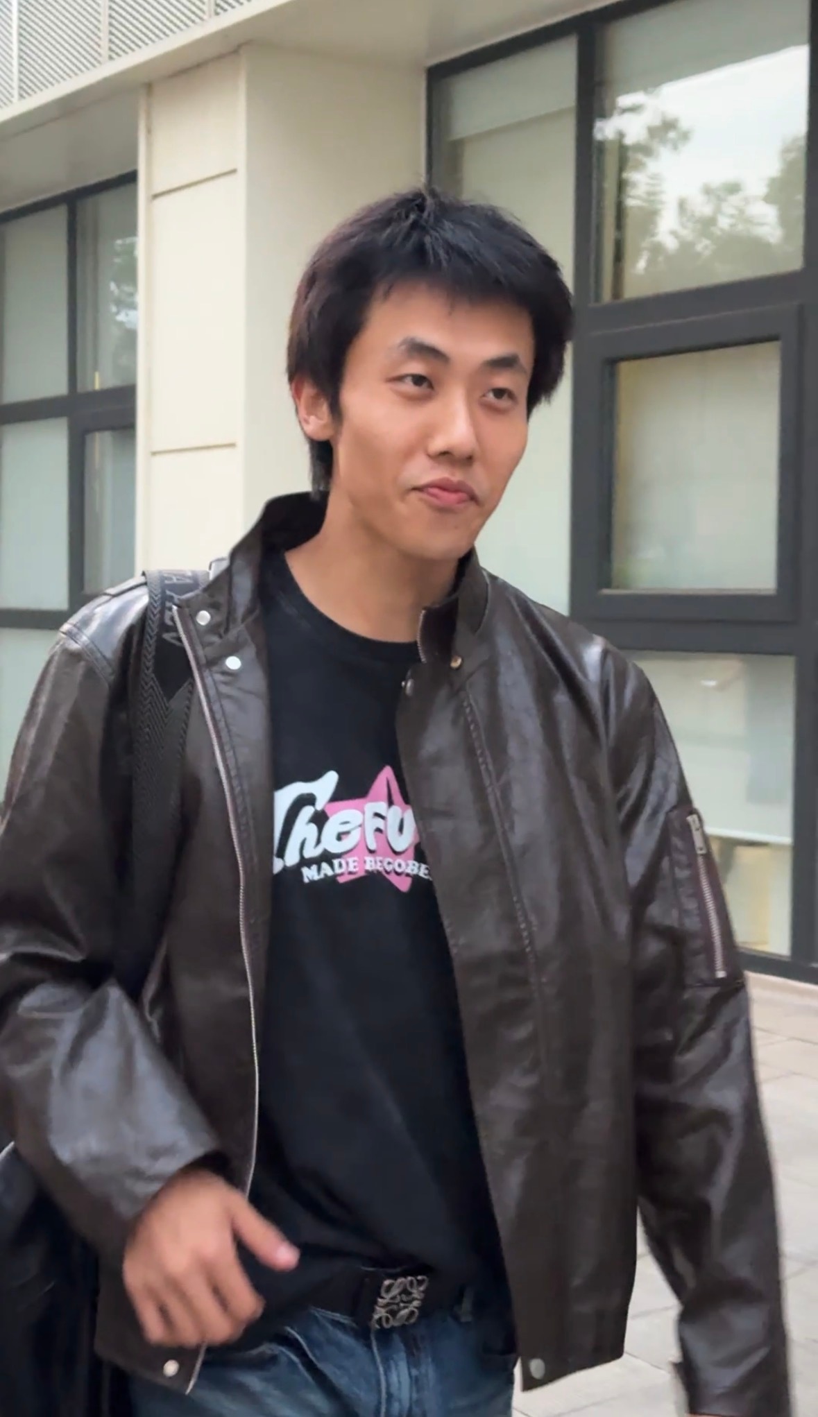 今天好幸运吧 只是去门口打卡就看到三个人 四舍五入也看到小雷了 