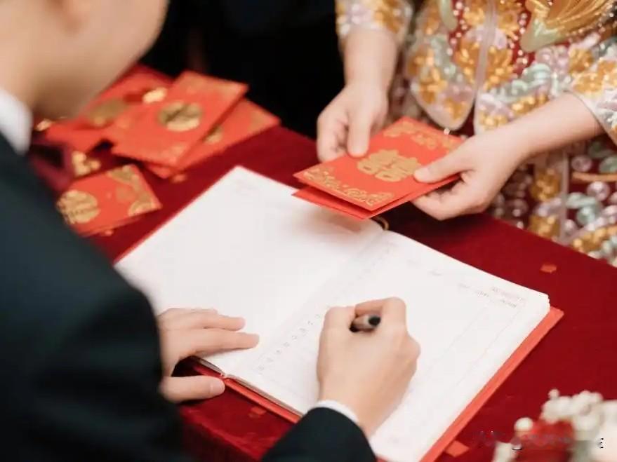 这种异变，主要体现在这三个尖锐的矛盾上：

一、情感分量让位于金额重量

份子钱